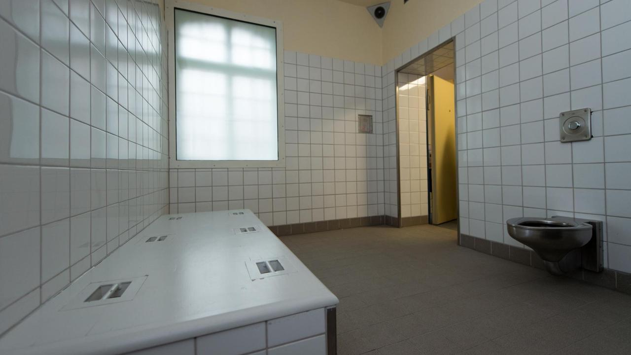 Blick in einen besonders gesicherten Haftraum in der Justizvollzugsanstalt für Frauen in Berlin-Pankow