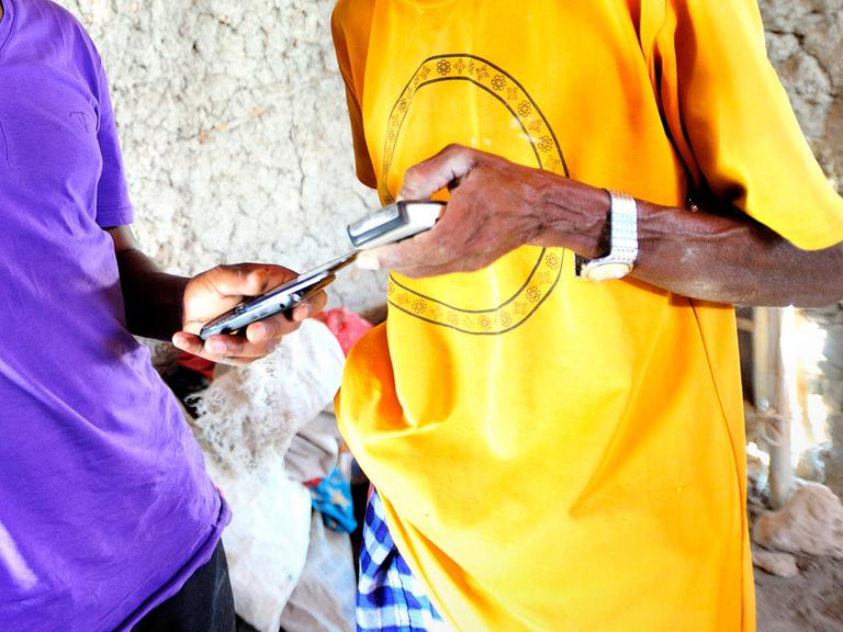 Whistleblower gesucht: Mit Smartphones und einer speziellen App soll in Uganda gegen Korruption und Misswirtschaft gekämpft werden.