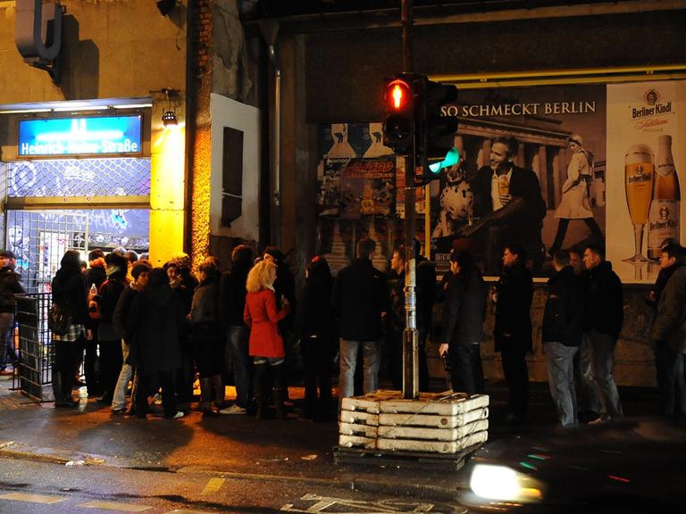 Besucher stehen in einer Schlange vor dem Sage Club in Berlin in der Heinrich-Heine-Straße.