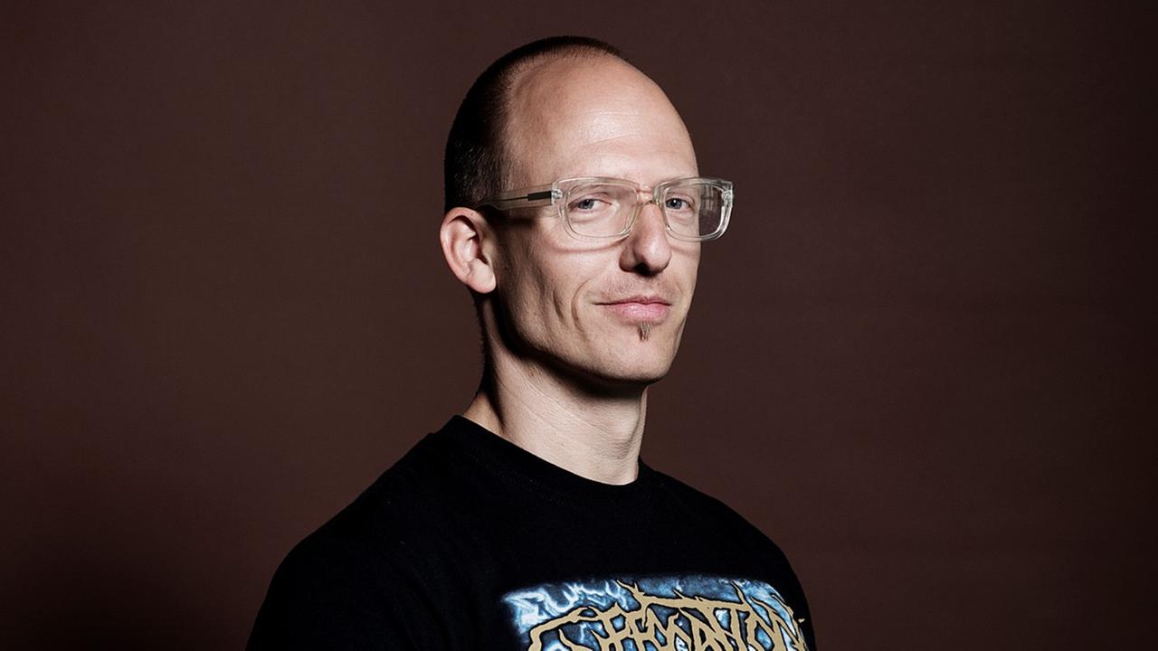 der Kunstwissenschaftler Jörg Scheller, im T-Shirt mit Brille