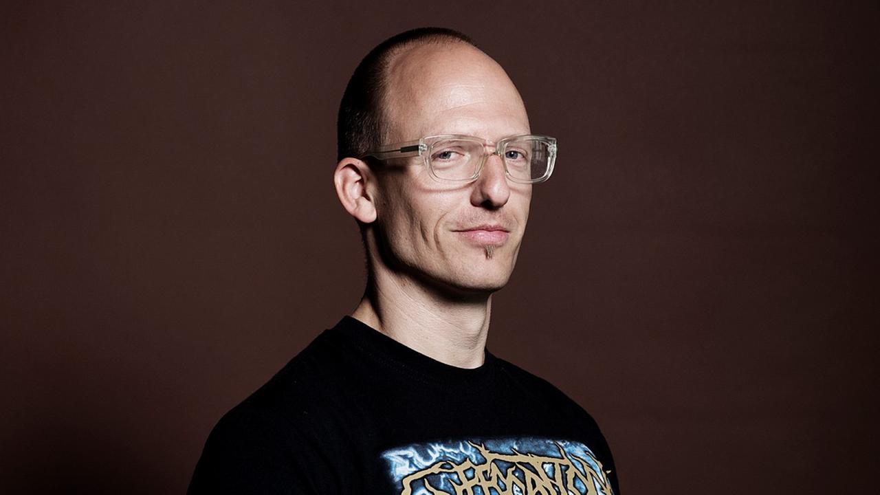 Der Kunstwissenschaftler Jörg Scheller, im T-Shirt mit Brille
