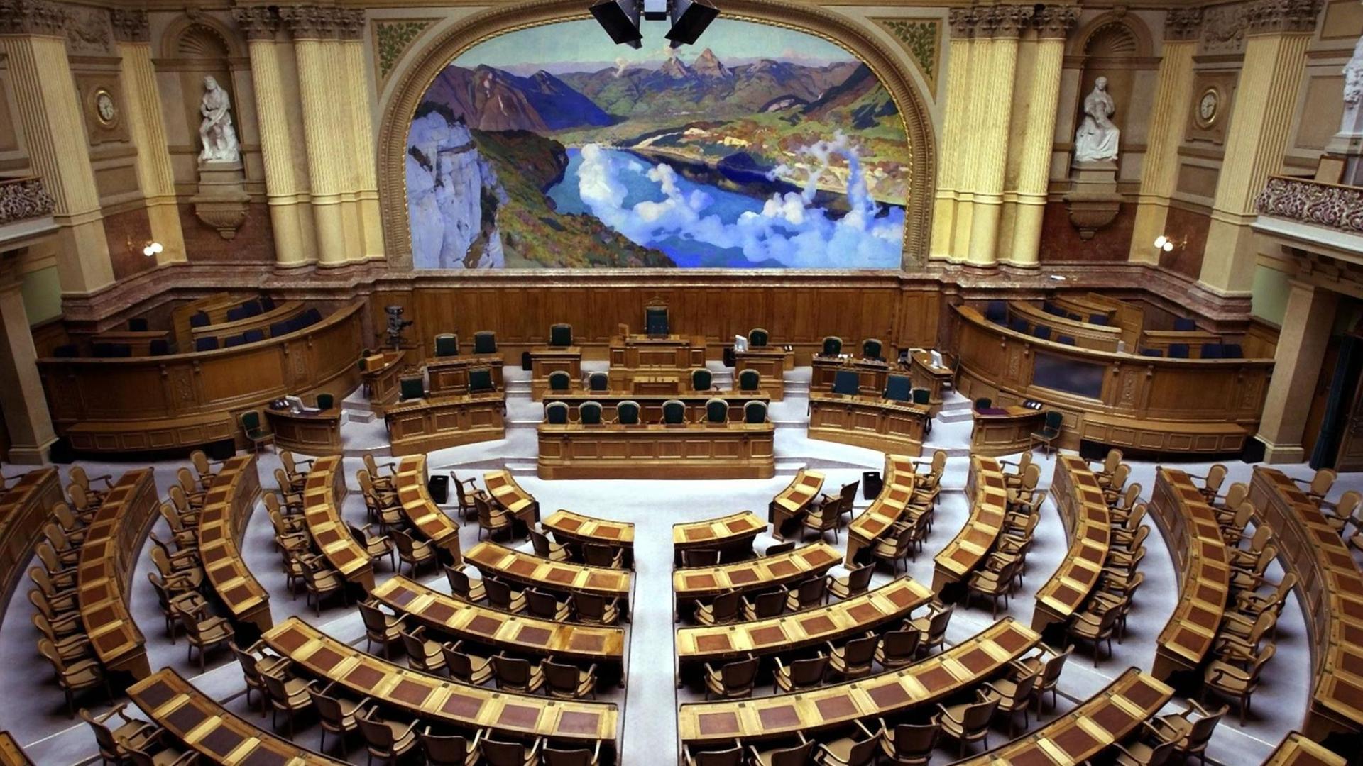 Blick von der mittleren Zuschauertribüne in den Nationalratssaal des Bundeshauses in Bern.