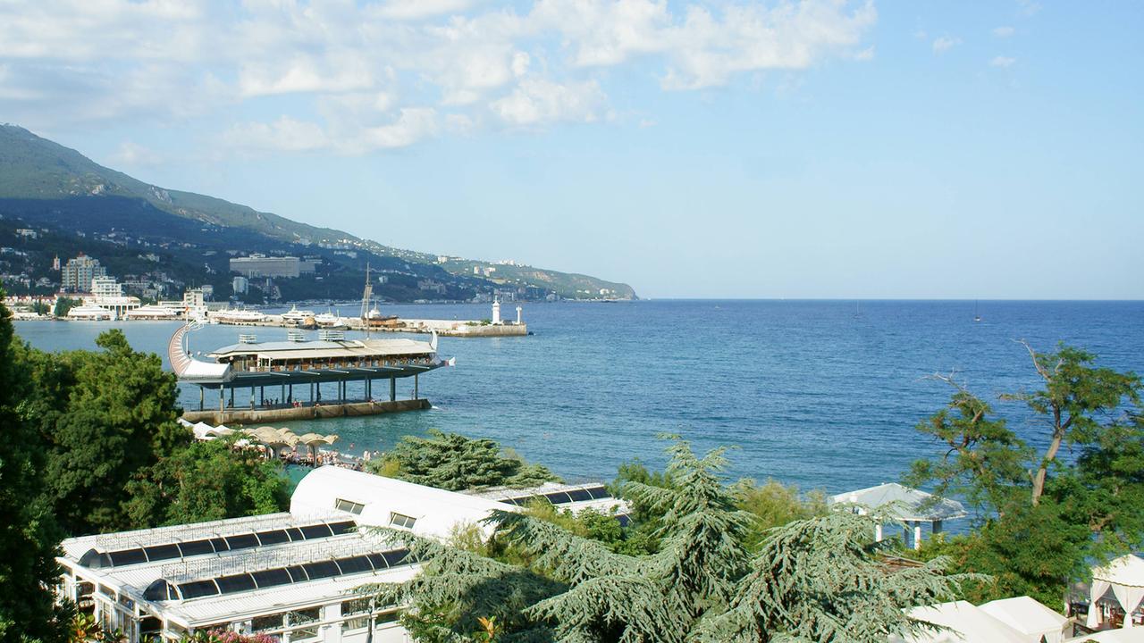 Blick auf die Bucht von Jalta, Kur- und Urlaubsort auf der Krim.