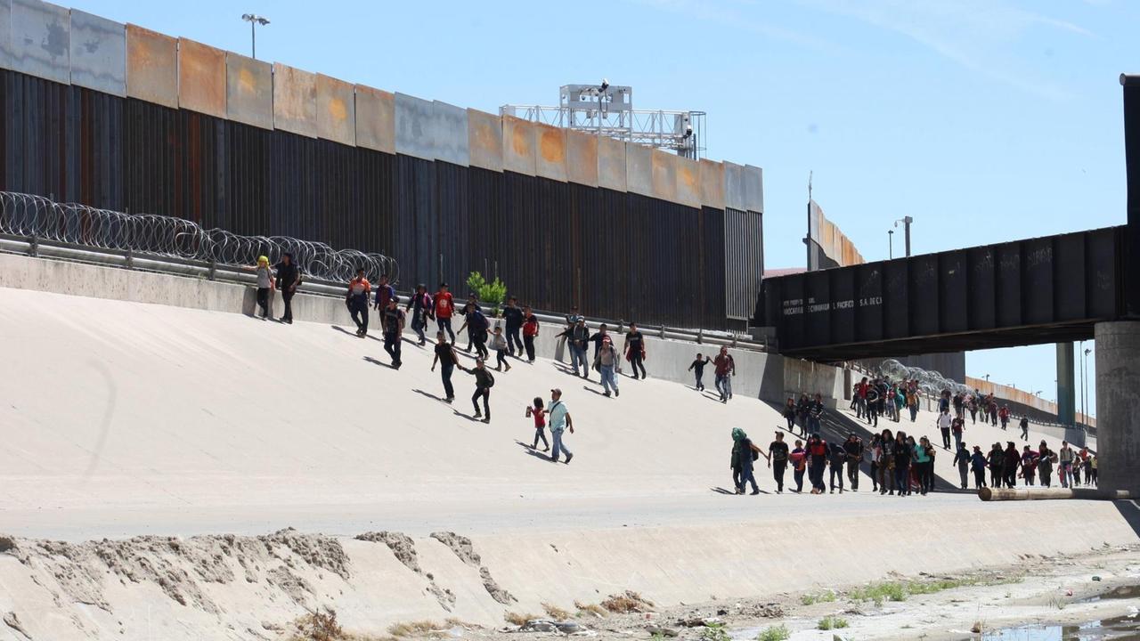 Flüchtlinge versuchen von Mexiko aus die Grenze bei Ciudad Juarez/El Paso in Richtung USA zu überqueren