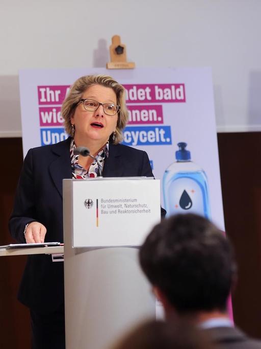 Svenja Schulze (SPD), Bundesumweltministerin, stellt auf einer Pressekonferenz im Bundesumweltministerium einen Fünf-Punkte-Plan für weniger Plastik und mehr Recycling vor. Schulze will nach einem Medienbericht mit dem Handel eine Selbstverpflichtung zur Reduzierung von Plastikmüll vereinbaren.