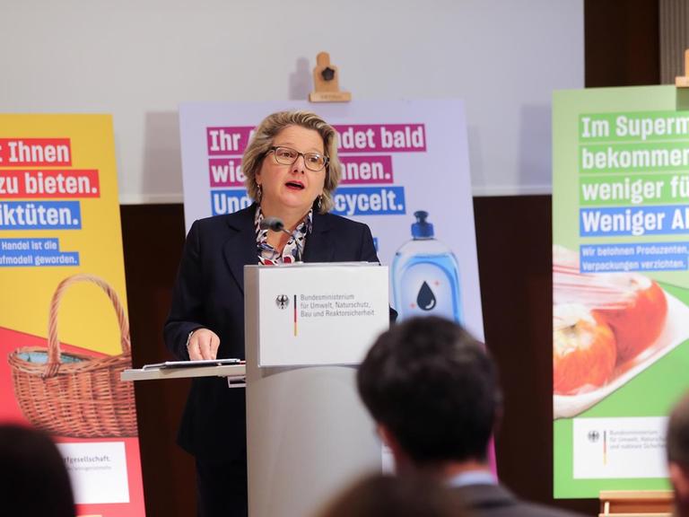 Svenja Schulze (SPD), Bundesumweltministerin, stellt auf einer Pressekonferenz im Bundesumweltministerium einen Fünf-Punkte-Plan für weniger Plastik und mehr Recycling vor. Schulze will nach einem Medienbericht mit dem Handel eine Selbstverpflichtung zur Reduzierung von Plastikmüll vereinbaren.