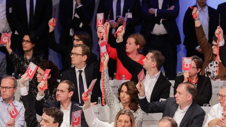 Die SPD-Fraktionsvorsitzende im Bundestag, Andrea Nahles (l-r), der SPD-Parteivorsitzende Martin Schulz und die Ministerpräsidentin des Landes Rheinland-Pfalz und Stellvertretende Vorsitzende der SPD, Malu Dreyer, stimmen am 21.01.2018 beim SPD-Sonderparteitag in Bonn (Nordrhein-Westfalen) ab. Die SPD-Fraktionsvorsitzende im Bundestag, Andrea Nahles (l-r), der SPD-Parteivorsitzende Martin Schulz und die Ministerpräsidentin des Landes Rheinland-Pfalz und Stellvertretende Vorsitzende der SPD, Malu Dreyer, stimmen am 21.01.2018 beim SPD-Sonderparteitag in Bonn (Nordrhein-Westfalen) ab.