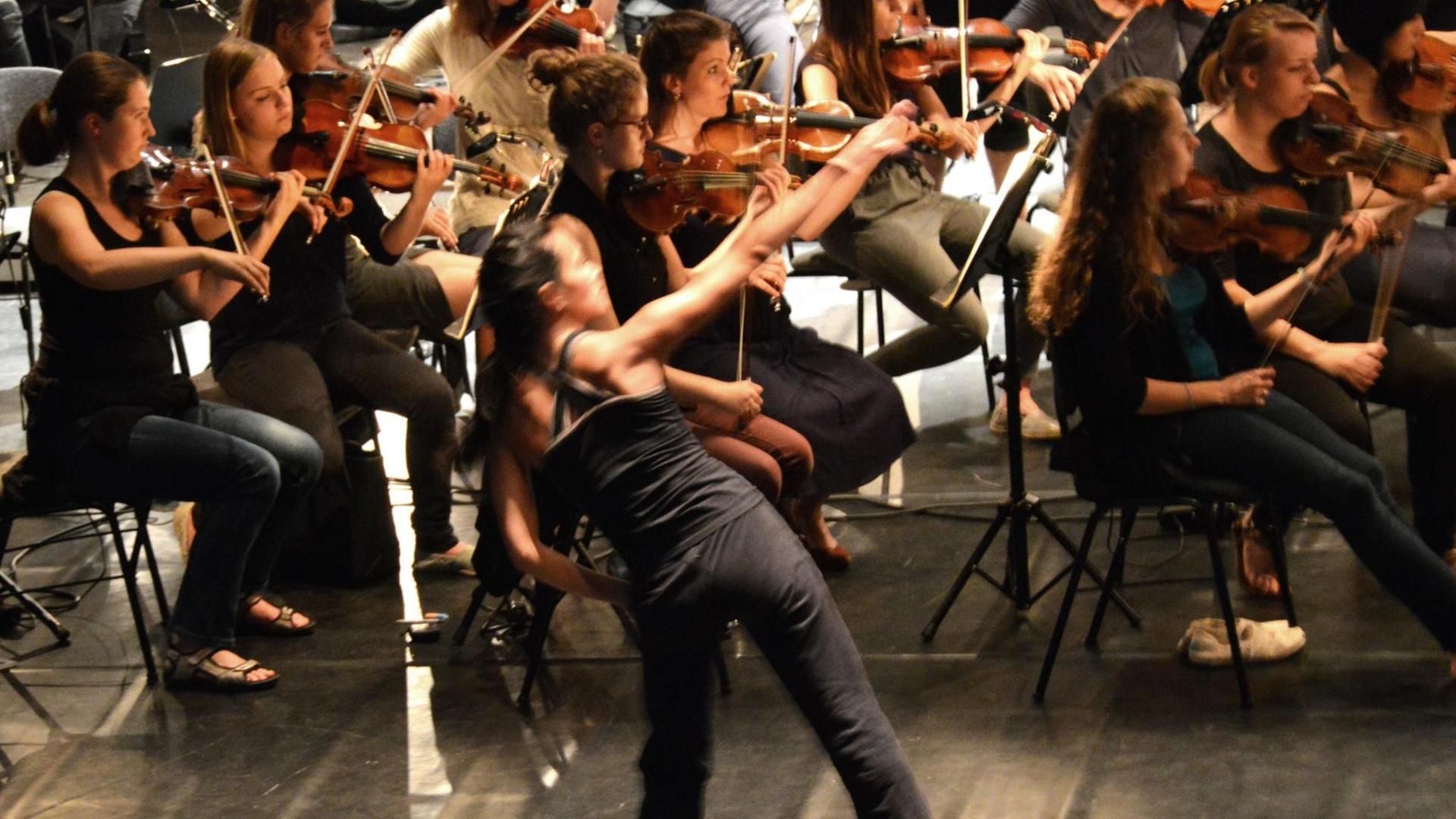 Probenfoto von "Un/Ruhe" - einem Musikprojekt der Jungen Dt. Philharmonie mit Sasha Waltz & Guests im Rahmen der Internationalen Ferienkurse für Neue Musik in Darmstadt