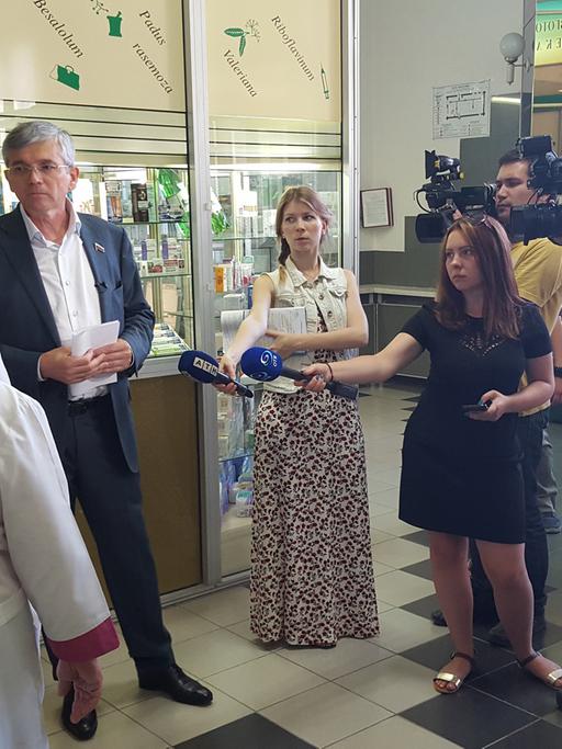 Aleksandr Petrow, Kandidat der Regierungspartei Einiges Russland, begleitet von den Lokalmedien bei einem seiner Kontrollgänge durch Apotheken in Russland