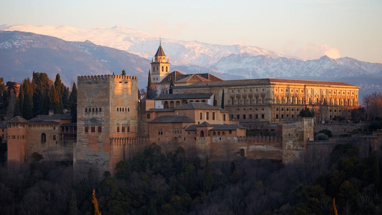 Blick auf die Alhambra in Granada mit der Sierra Nevada im Hintergrund.