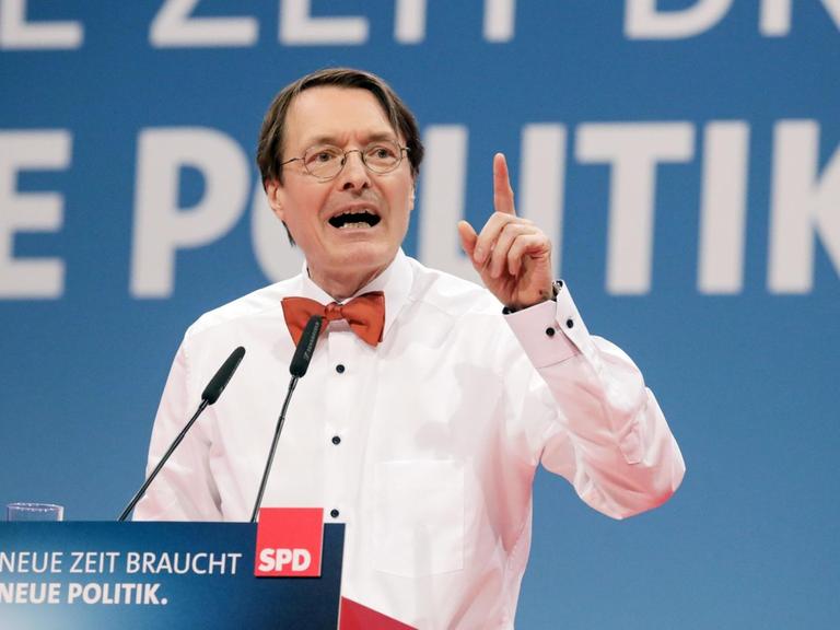 SPD-Gesundheitsexperte Karl Lauterbach am 21.01.2018 auf dem Podium des SPD-Sonderparteitags in Bonn (Nordrhein-Westfalen) .