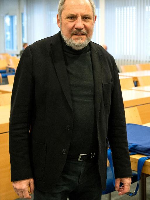 Der ehemalige Präsident der Musikhochschule München, Siegfried Mauser, steht im Gerichtssaal.
