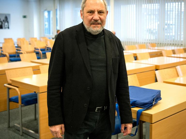 Der ehemalige Präsident der Musikhochschule München, Siegfried Mauser, steht im Gerichtssaal.