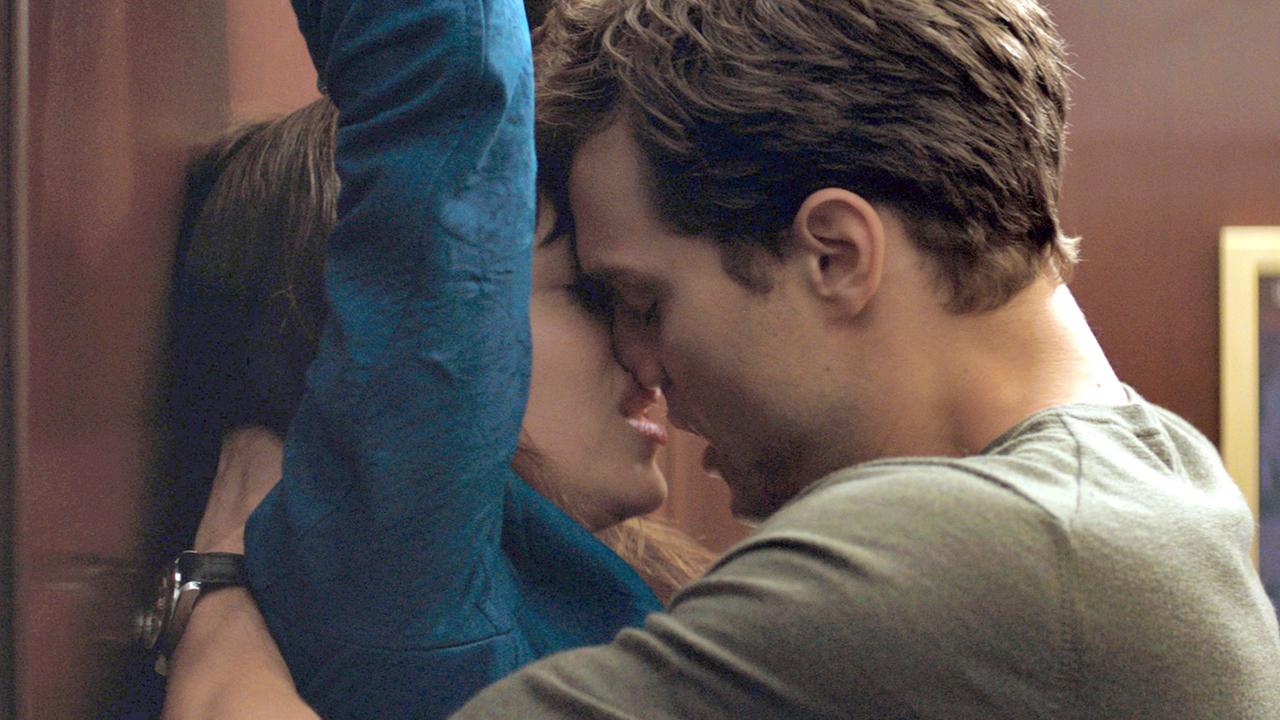 Die Schauspieler Jamie Dornan und Dakota Johnson in einer Szene des Films "Fifty Shades of Grey"