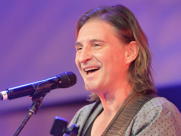 Der Musiker Dirk Zöllner am 23.12.2013 in Berlin im Hotel Estrel bei seinem Auftritt beim traditionellen Weihnachtsessen für Menschen von der Straße.