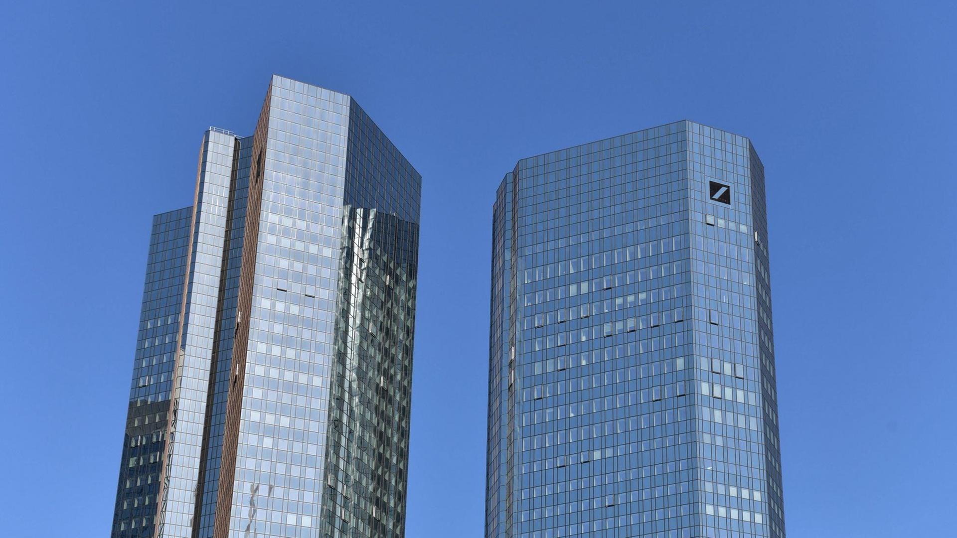 Die beiden Türme der Deutschen Bank in Frankfurt am Main vor blaumen Himmel