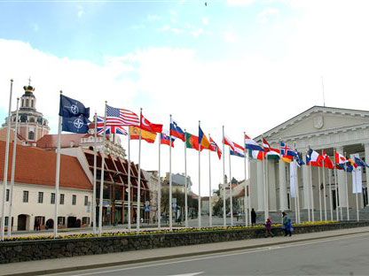 Die Fahnen der NATO-Staaten wehen anlässlich eines NATO-Außenministertreffens in der Altstadt von Vilnius. Die Fahnen der NATO-Staaten wehen anlässlich eines NATO-Außenministertreffens in der Altstadt von Vilnius.