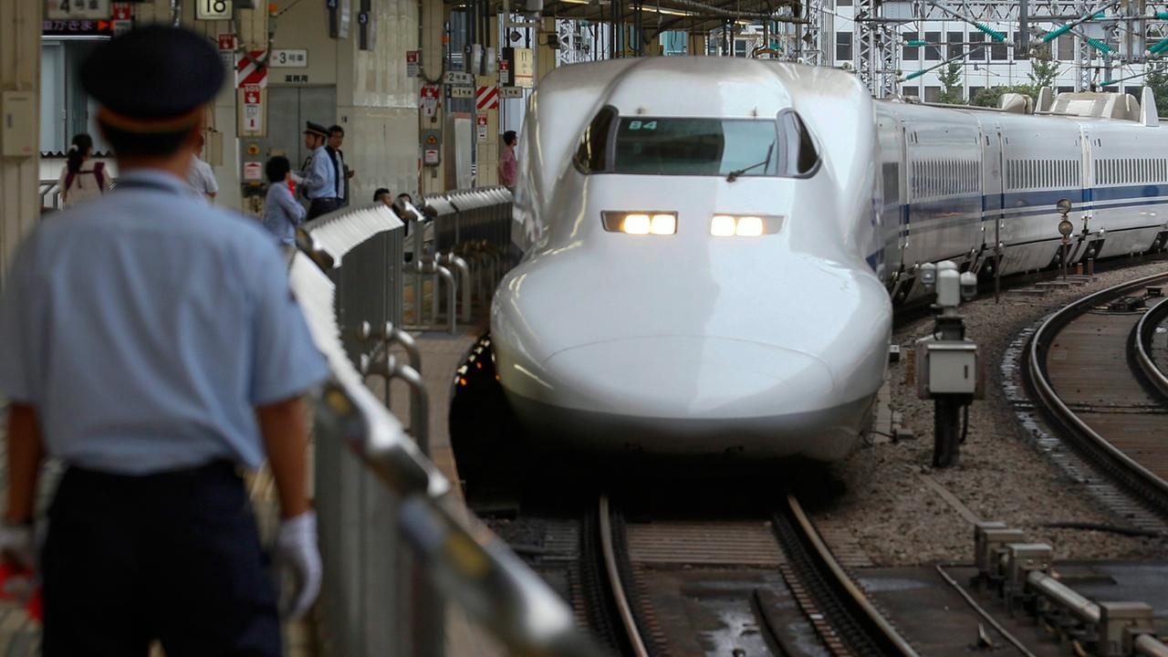 Ein Shinkansen fährt in den Bahnhof von Tokio ein (16 September 2013).