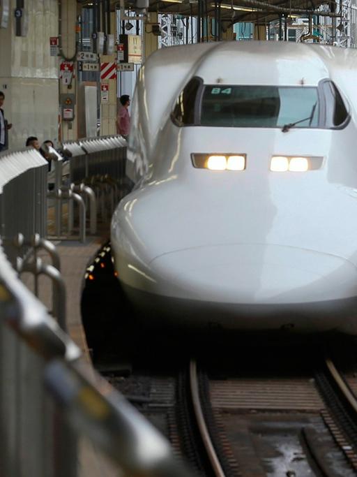 Ein Shinkansen fährt in den Bahnhof von Tokio ein (16 September 2013).