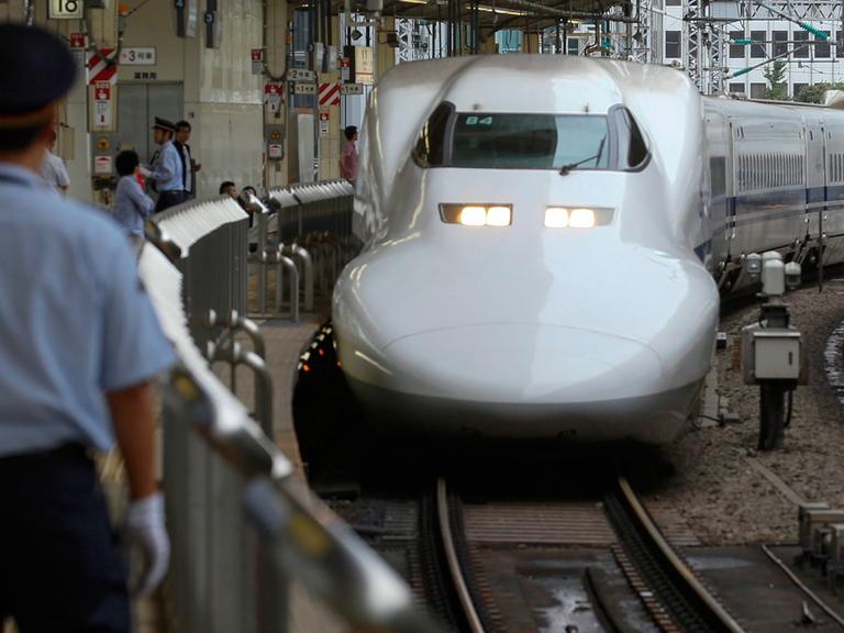 Ein Shinkansen fährt in den Bahnhof von Tokio ein (16 September 2013).
