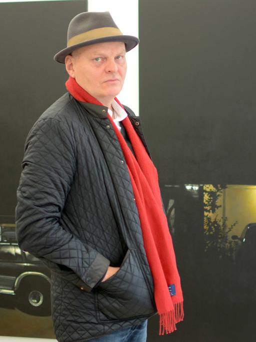 Hallgrímur Helgason vor Gemälden aus seiner Serie 'Acryl auf Dunkelheit I' in einer Galerie in Reykjavík