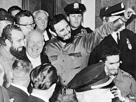 Der sowjetische Premierminister Nikita Chrustschow und der kubanische Präsident Fidel Castro vor dem Hotel Theresa in Harlem, New York