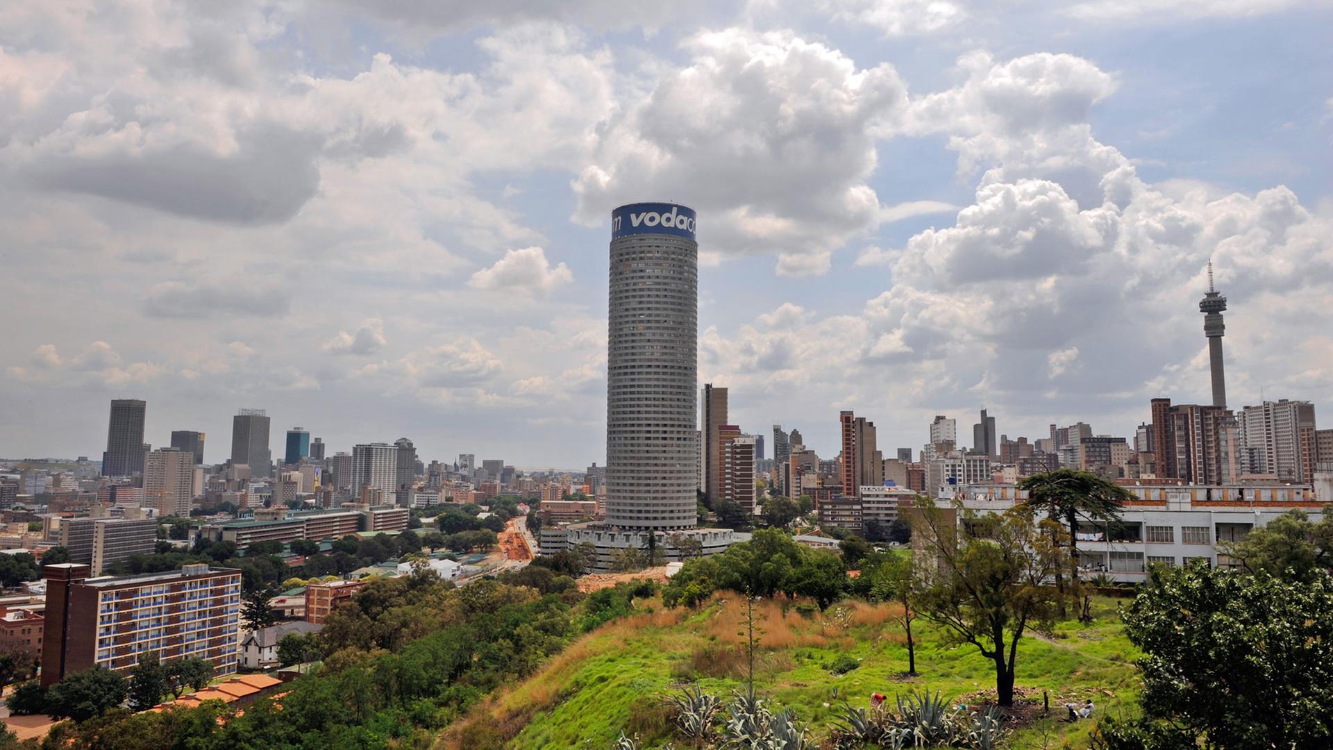 Die Skyline der südafrikanischen Stadt Johannesburg, aufgenommen am 22.11.2008.