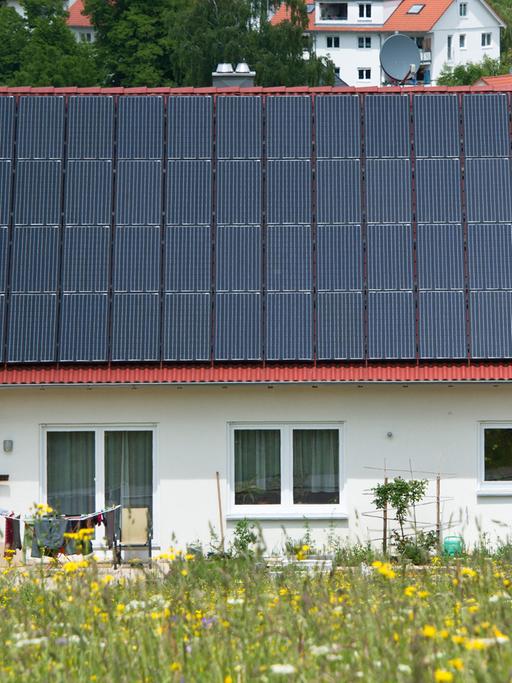 Ein Wohnhaus mit Solardach steht am 05.06.2013 in einer Wohnsiedlung in Mössingen (Baden-Württemberg).