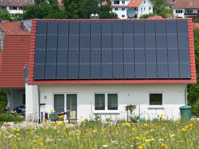 Ein Wohnhaus mit Solardach steht am 05.06.2013 in einer Wohnsiedlung in Mössingen (Baden-Württemberg).