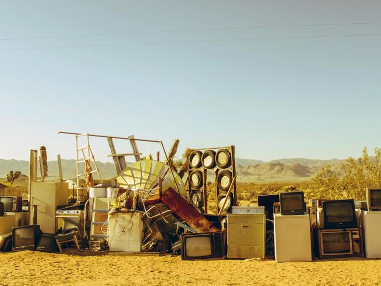 Eine Outdoor Art Installation aus Elektroschrott im Yucca Valley in den USA.