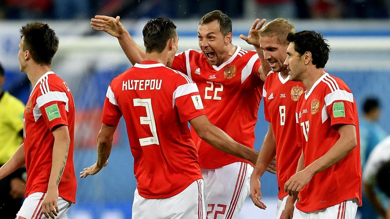 Artjom Dsjuba (Mitte) aus Russland bejubelt sein Tor zum 3:0 gegen Ägypten.