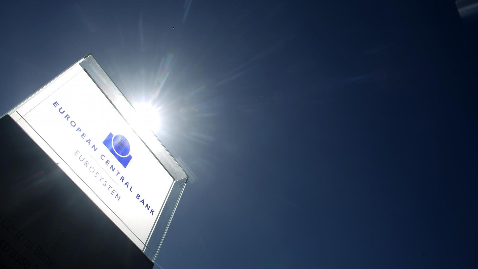 Das Eingangsschild der neuen Zentrale der Europäischen Zentralbank (EZB) in Frankfurt am Main.