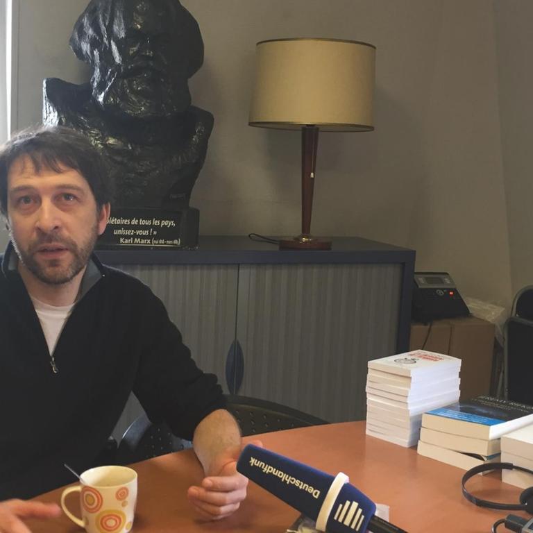 Auf Augenhöhe mit Karl Marx: Aleksander Glogowski, der Kommunikationsbeauftragte der Pariser PS