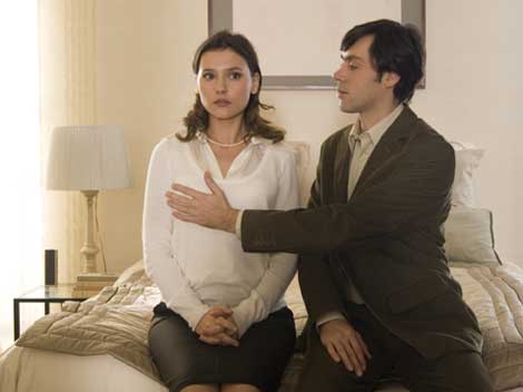 Szene aus dem Film "Küss mich bitte": Julie (Virginie Ledoyen) und Nicolas (Emmanuel Mouret) wirken etwas verkrampft.