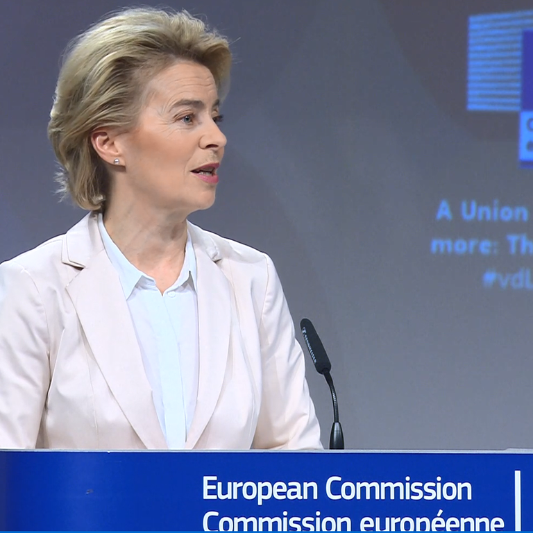 EU-Kommissionschefin von der Leyen steht an einem Rednerpult