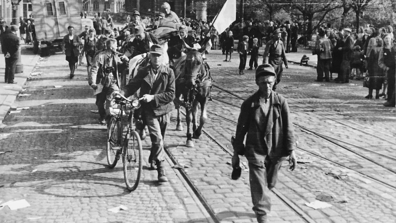 Deutsche Bewohner von Aussig/Ústi nad Labem verlassen 1945 die Stadt.