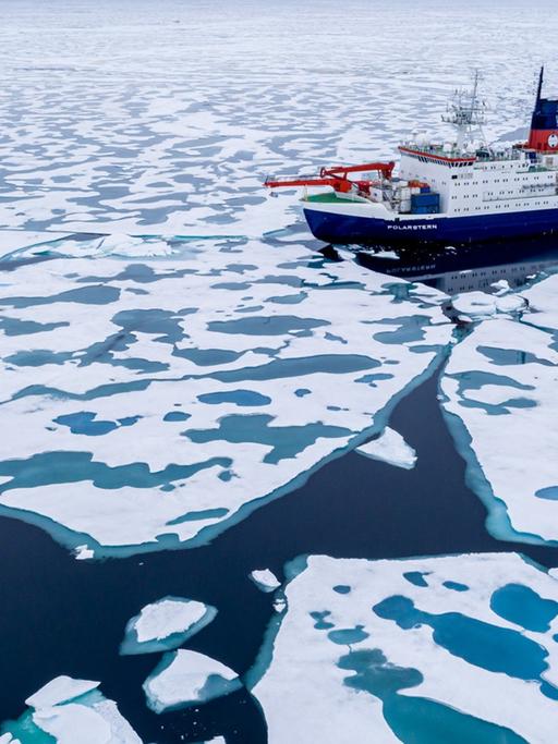 Das deutsche Forschungsschiff «Polarstern» unterwegs in der Arktis. Um es herum treiben Eisschollen im Meer.