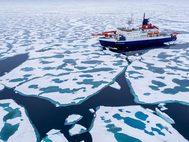 Das deutsche Forschungsschiff «Polarstern» unterwegs in der Arktis. Um es herum treiben Eisschollen im Meer.