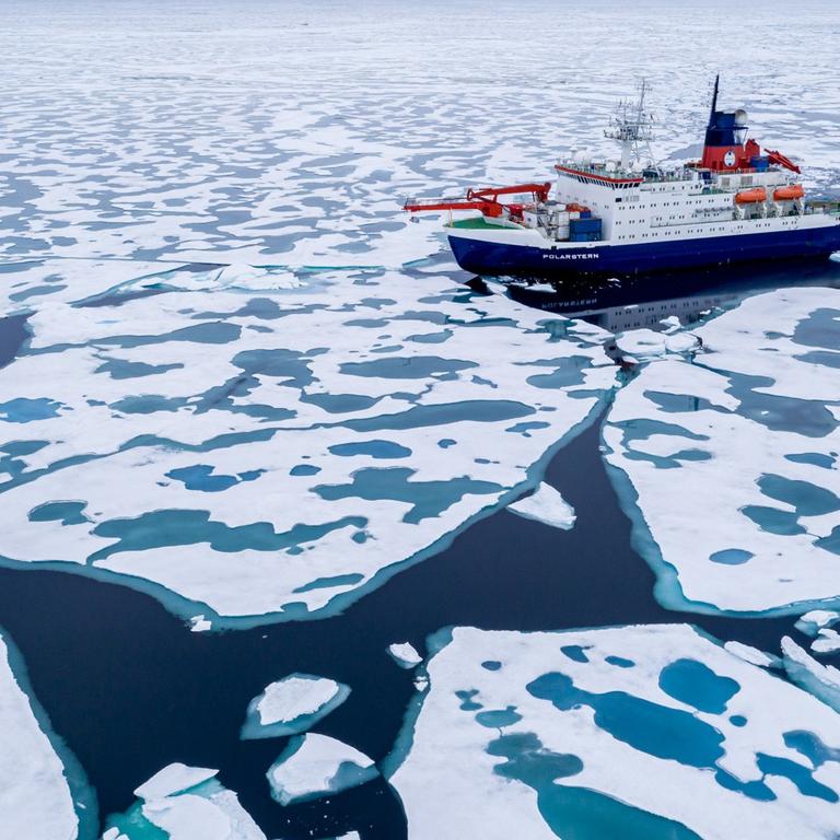 Das deutsche Forschungsschiff «Polarstern» unterwegs in der Arktis. Um es herum treiben Eisschollen im Meer. 