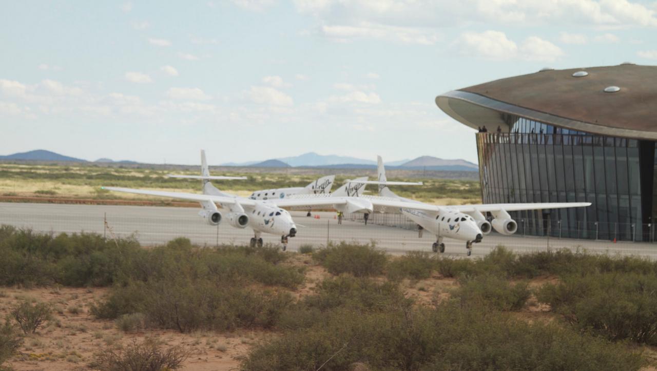 Das SpaceShip2 (im Hintergrund) und sein Trägerflugzeug auf dem Spaceport America 