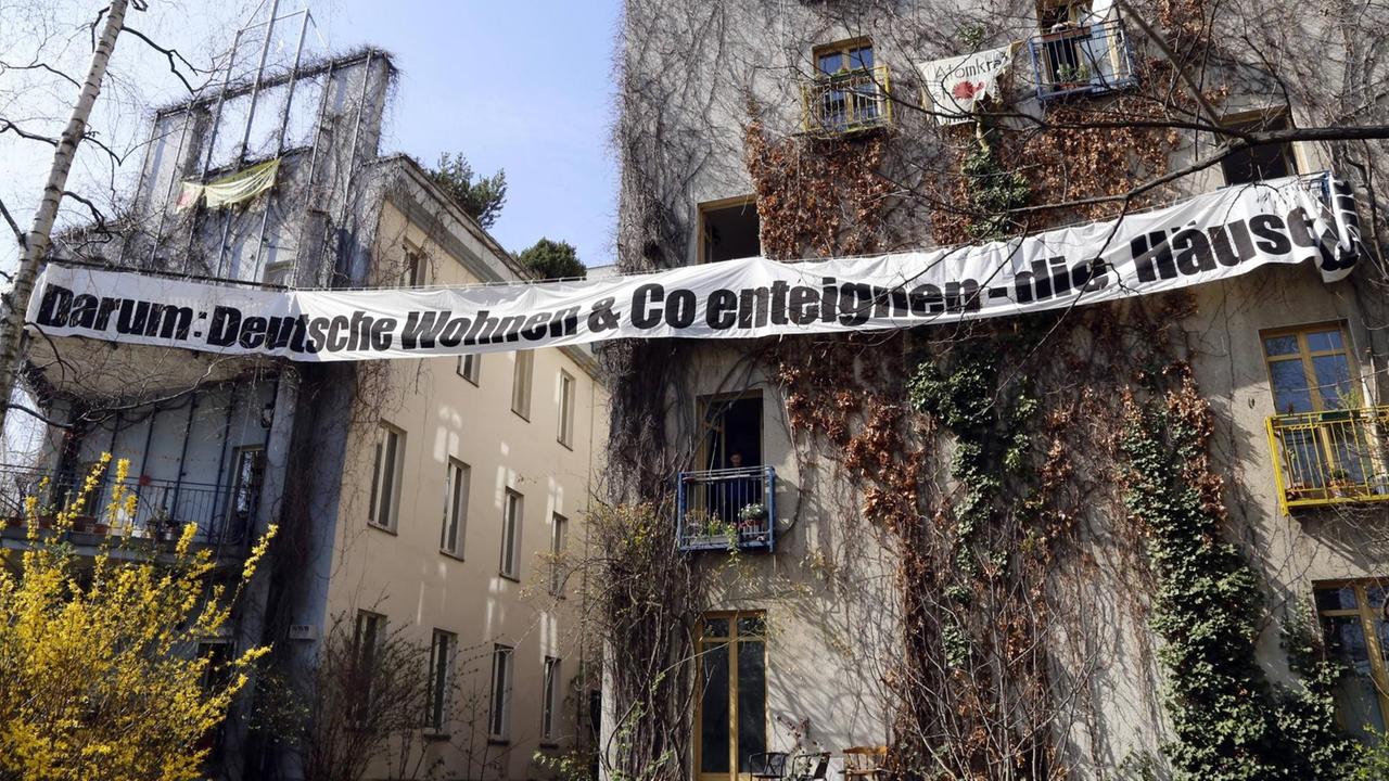 Mit einem Protestbanner an Altbaufassaden in Berlin Kreuzberg fordern Aktivisten dazu auf, die Immobilienfirma Deutsche Wohnen zu enteignen.