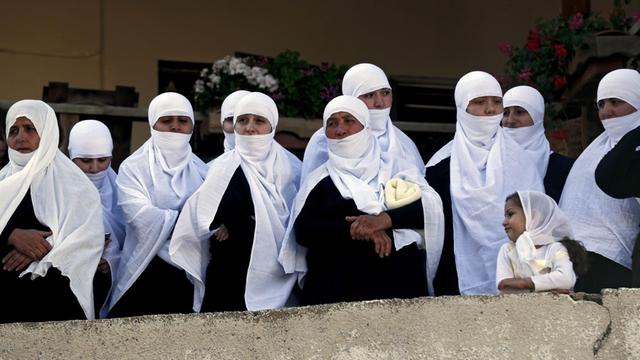 Eine Gruppe drusischer Frauen in Majdal Shams, alle tragen einen weißen Schleier.
