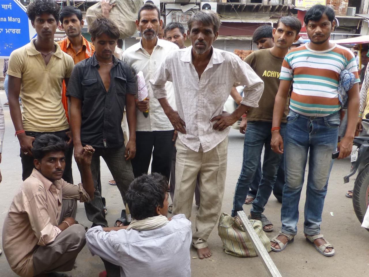 Bara Tooti Chowk in der Altstadt von Neu-Delhi: Männer warten auf dem Tagelöhner-Markt auf Auftraggeber.