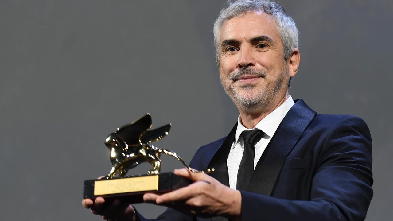 5630654 08.09.2018 Director Alfonso Cuaron wins the Golden Lion for Best Film for 'Roma' during the Award Ceremony at the 75th edition of the Venice Film Festival in Venice, Italy, September 8, 2018. Ekaterina Chesnokova / Sputnik Foto: Ekaterina Chesnokova/Sputnik/dpa |