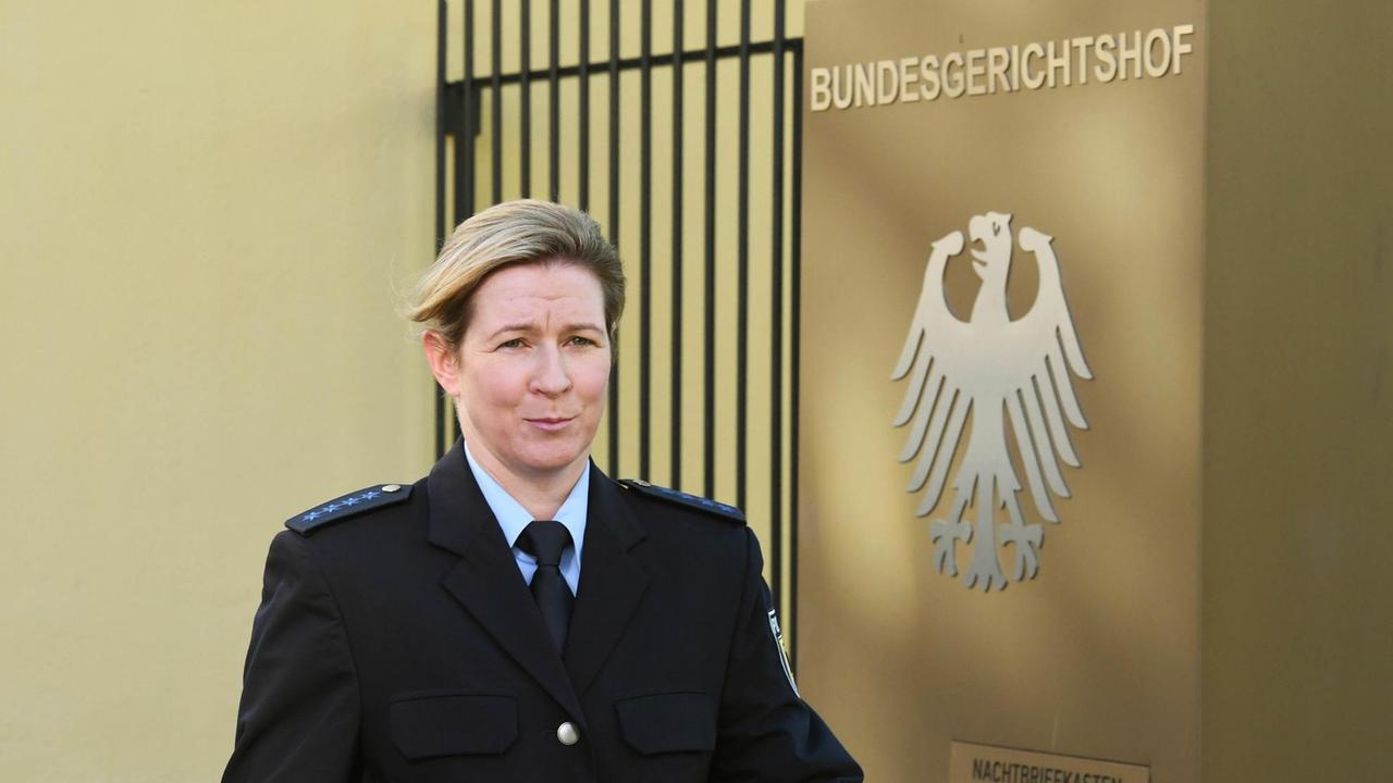 Claudia Pechstein läuft in der Uniform der Bundespolizei am Tor des BGH mit Bundesadler vorbei.