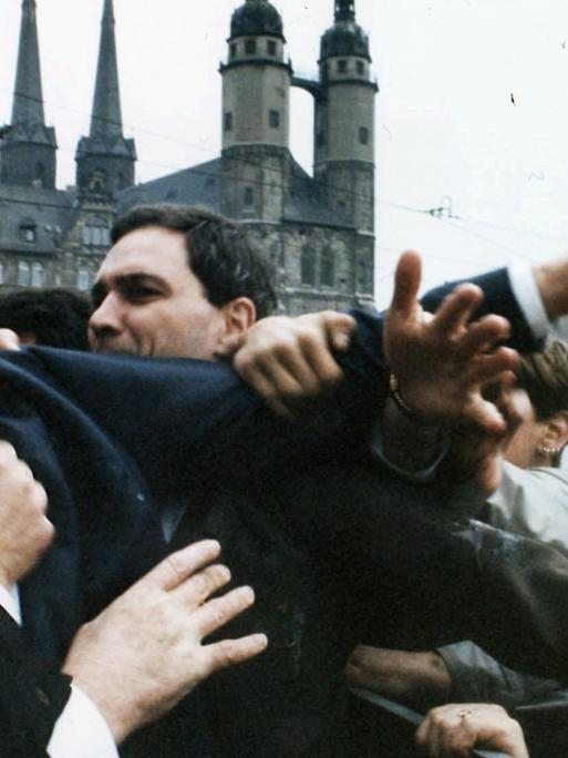Helmut Kohl wird bei einer Veranstaltung in Halle bedrängt und mit Eiern beworfen.