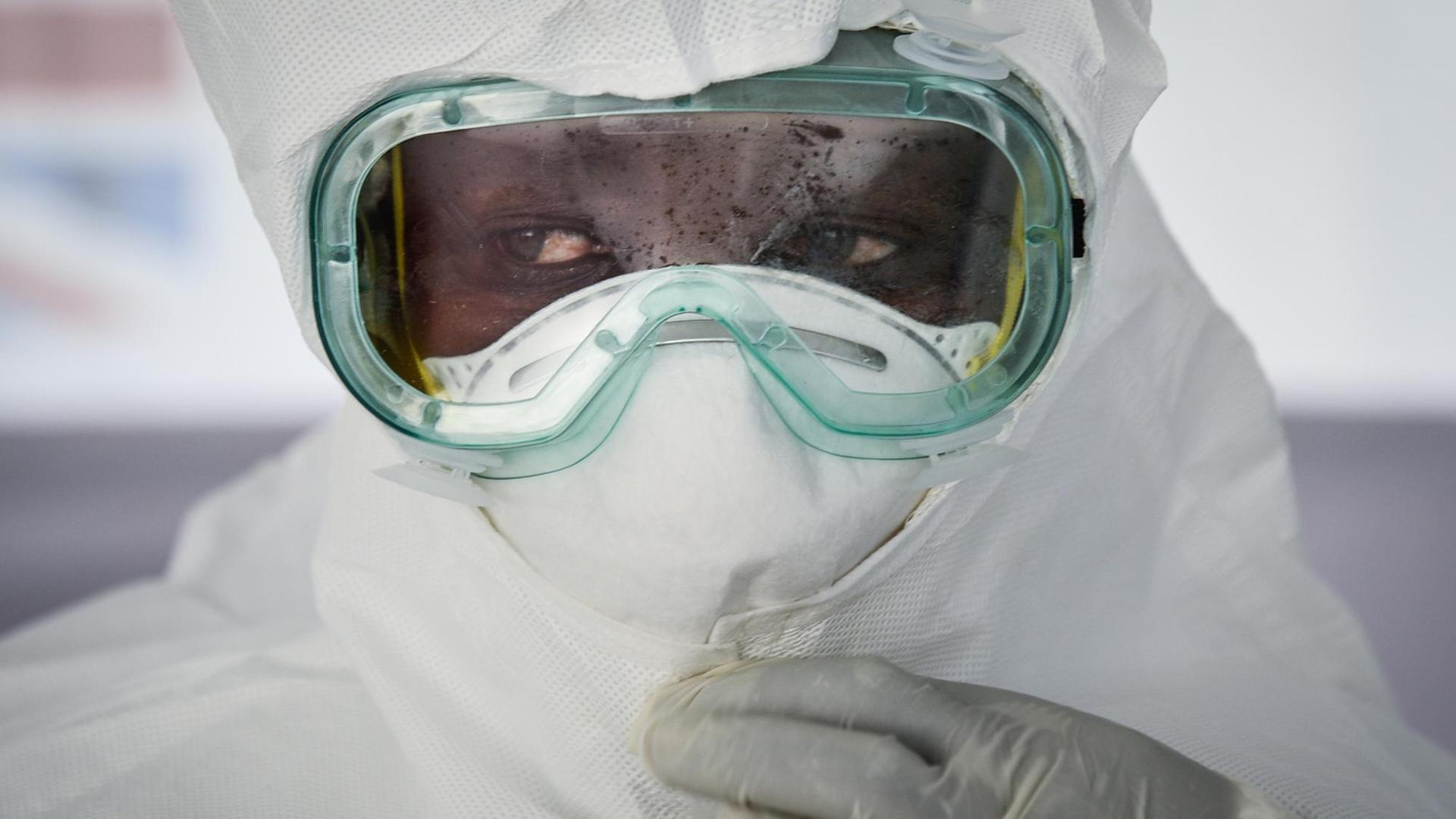 Auf dem Bild ist ein Mitglied des medizinischen Personals der Ebola-Behandlungseinheit (ETU) in Uganda in seiner Schutzausrüstung zu sehen.