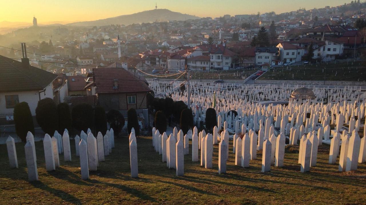 Ausschnitt Sarajevos: Tausende weißer Kreuze auf Gräbern.