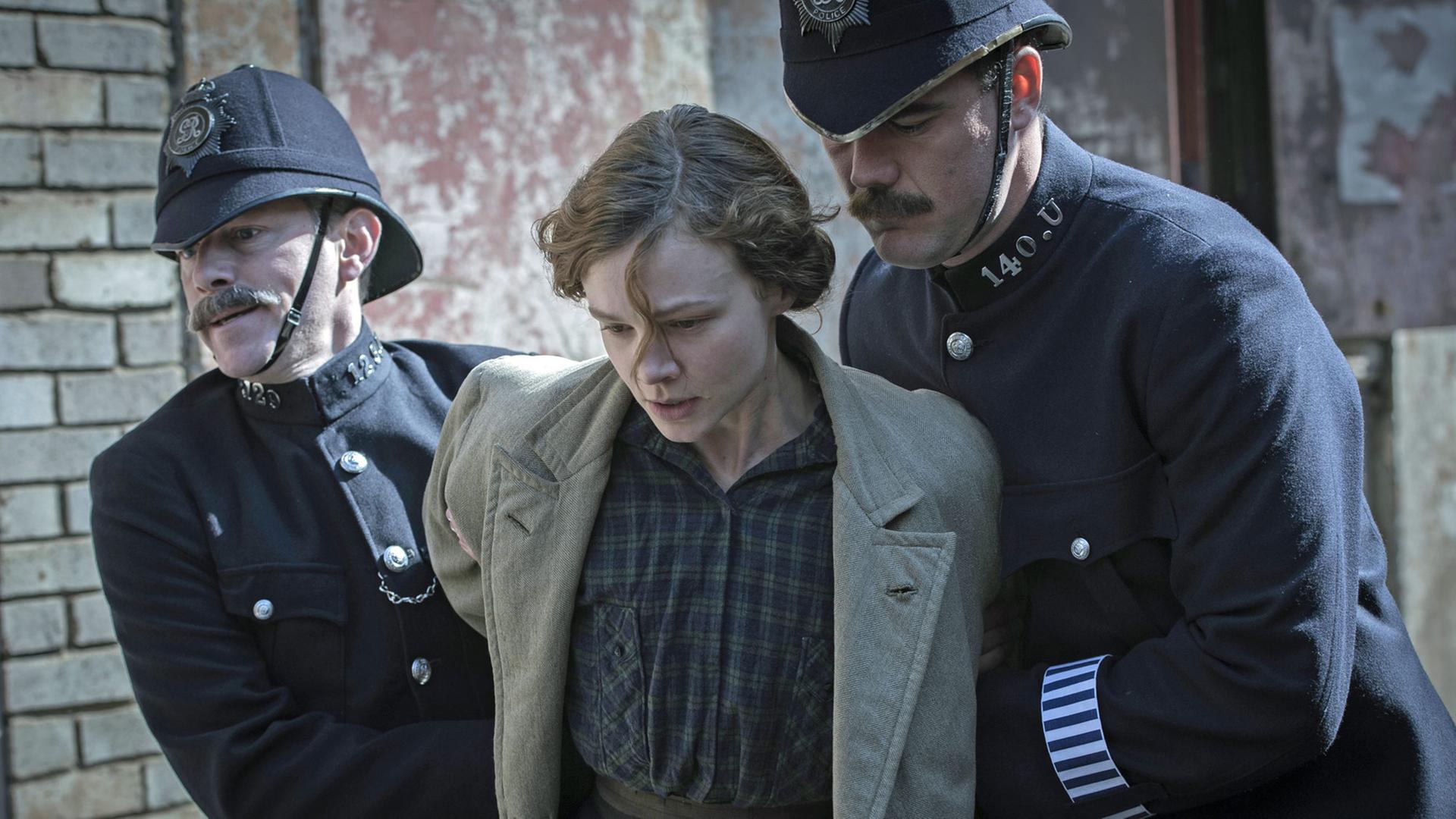 Szene aus "Suffragette" von Sarah Gavron: Maud (dargestellt von Carey Mulligan) wird von zwei Polizisten verhaftet und abgeführt.