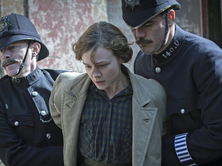 Szene aus "Suffragette" von Sarah Gavron: Maud (dargestellt von Carey Mulligan) wird von zwei Polizisten verhaftet und abgeführt.